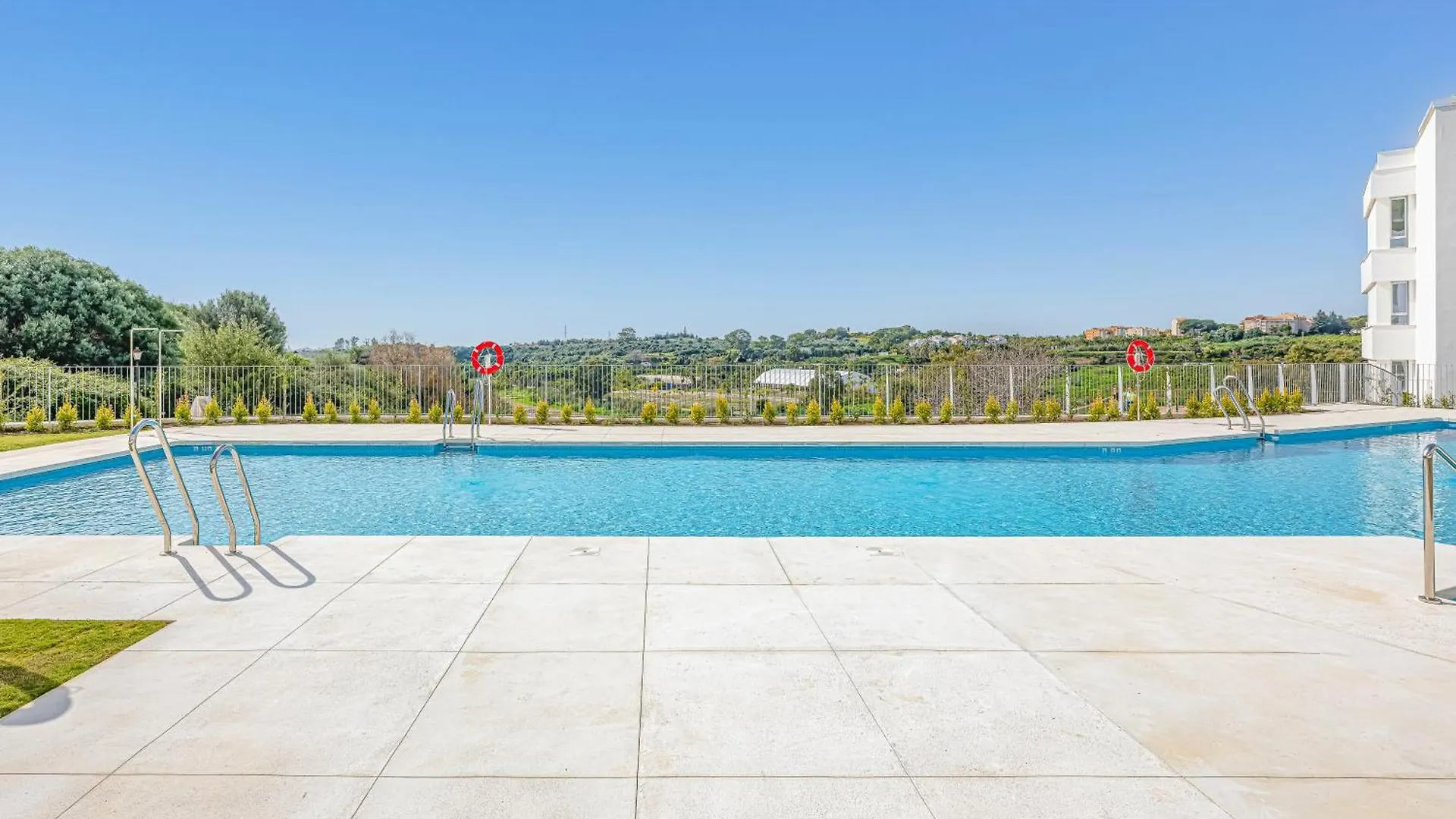 Magnificent 3 Bedroom Apartment With Pool, Terrace And Parking Estepona