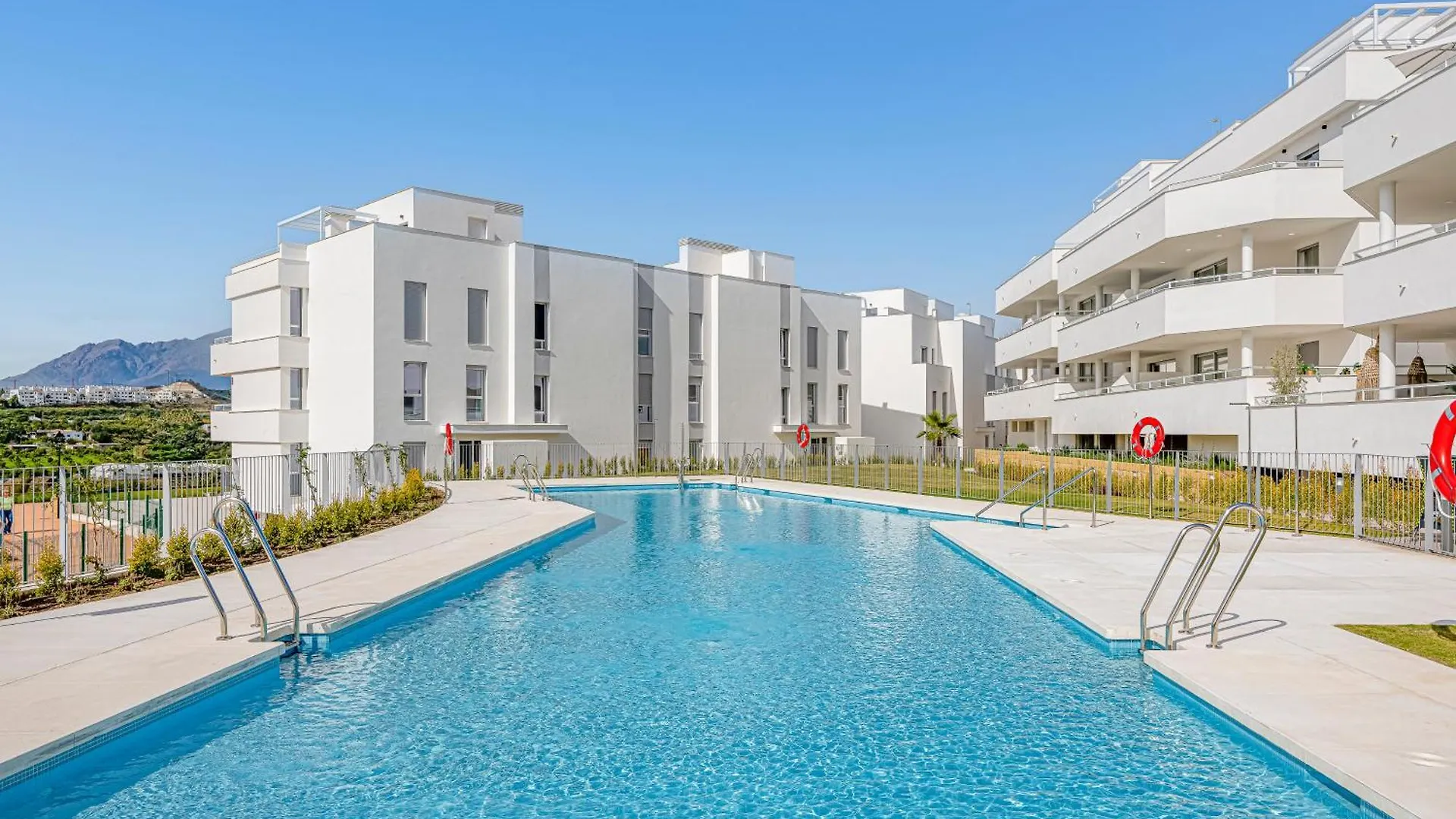 Magnificent 3 Bedroom Apartment With Pool, Terrace And Parking Estepona