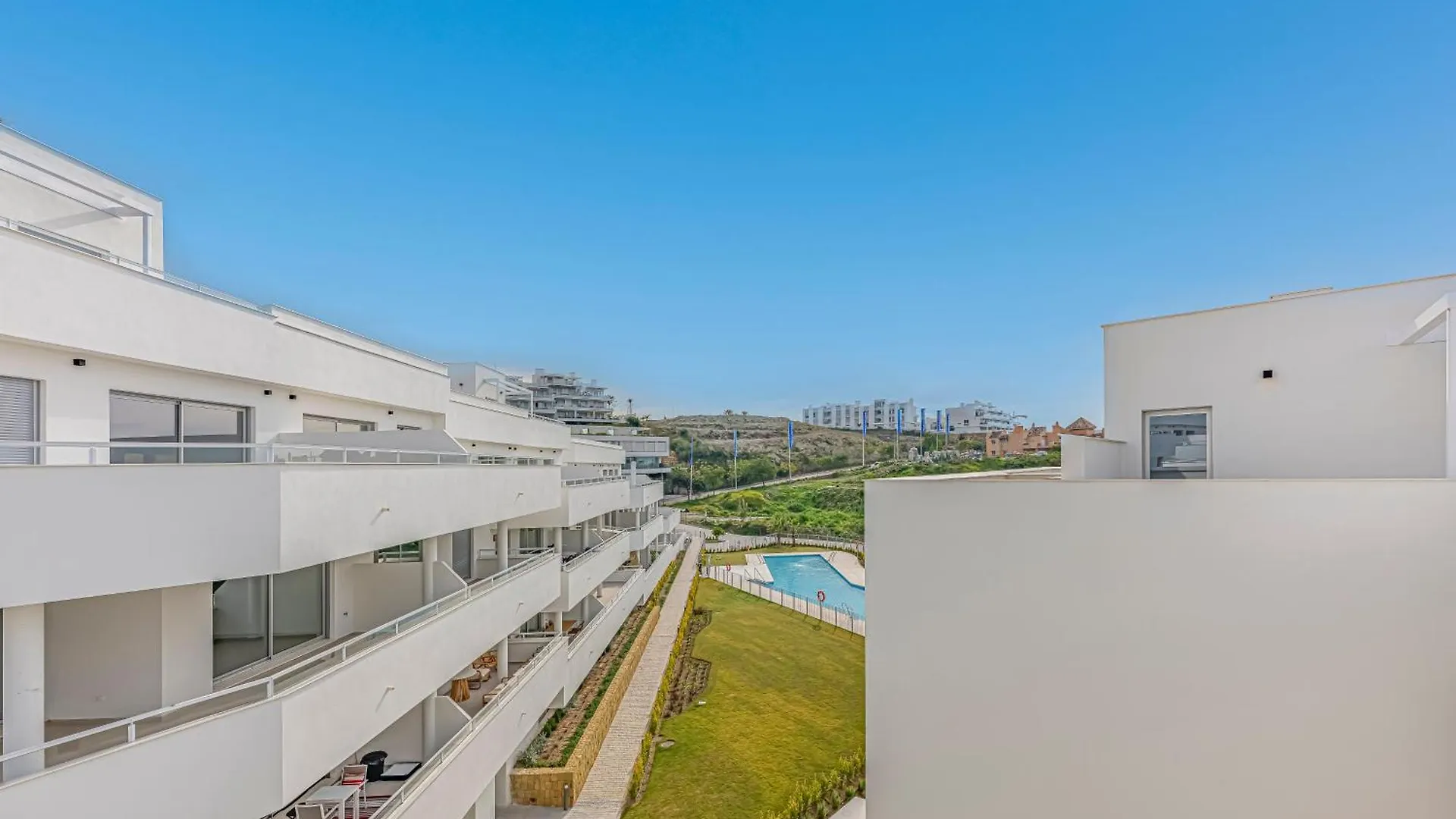 Magnificent 3 Bedroom Apartment With Pool, Terrace And Parking Estepona