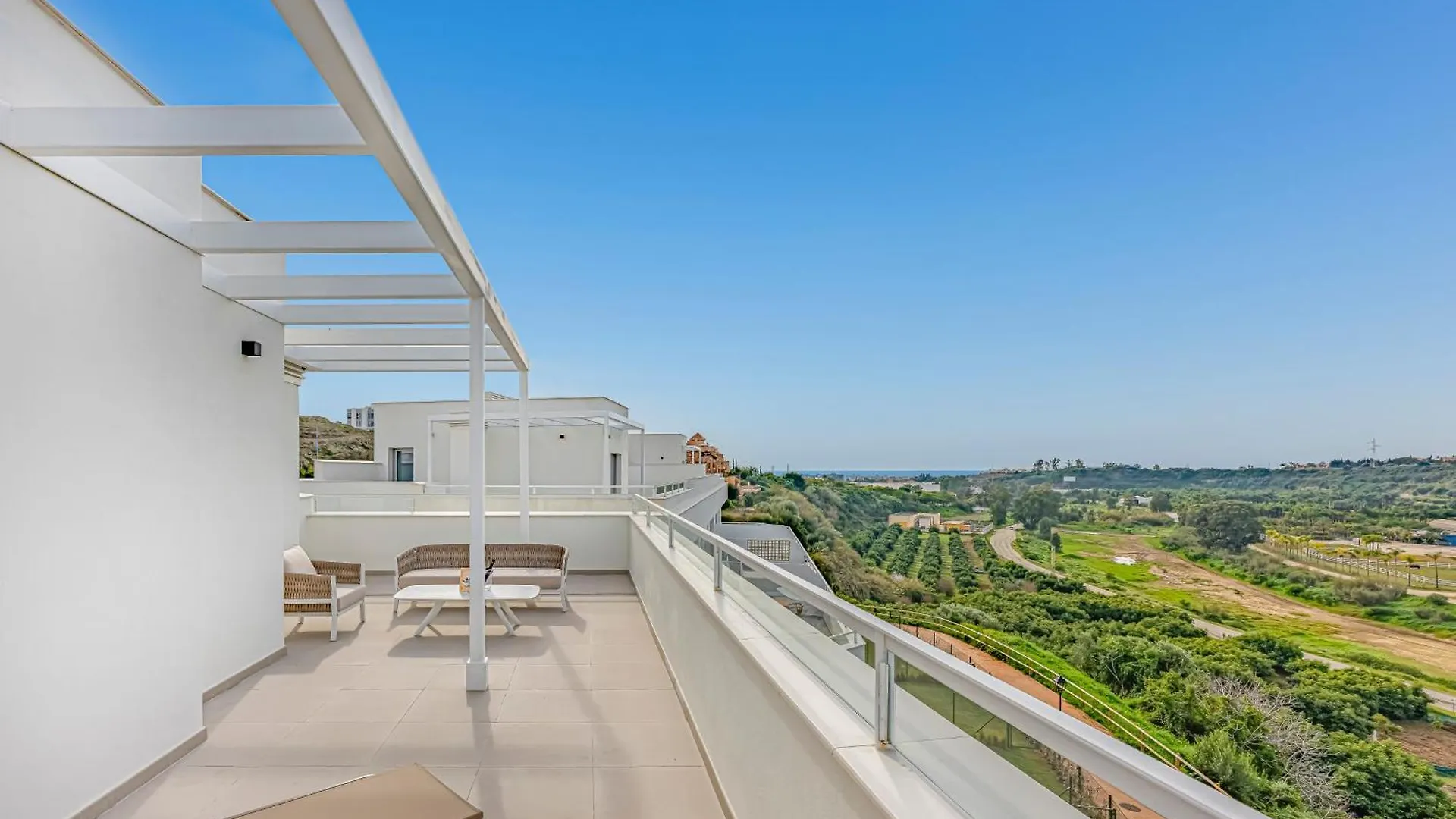 Magnificent 3 Bedroom Apartment With Pool, Terrace And Parking Estepona Hiszpania