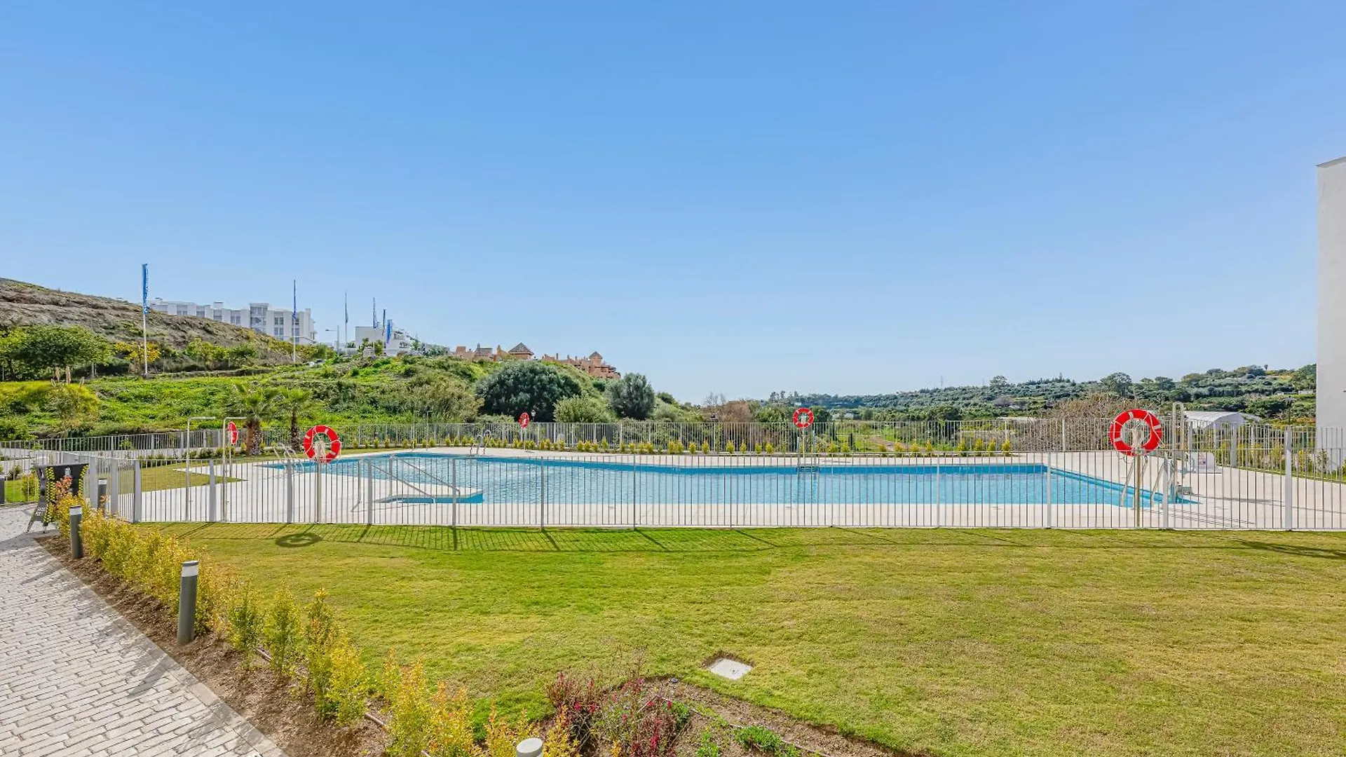 Magnificent 3 Bedroom Apartment With Pool, Terrace And Parking Estepona Spain