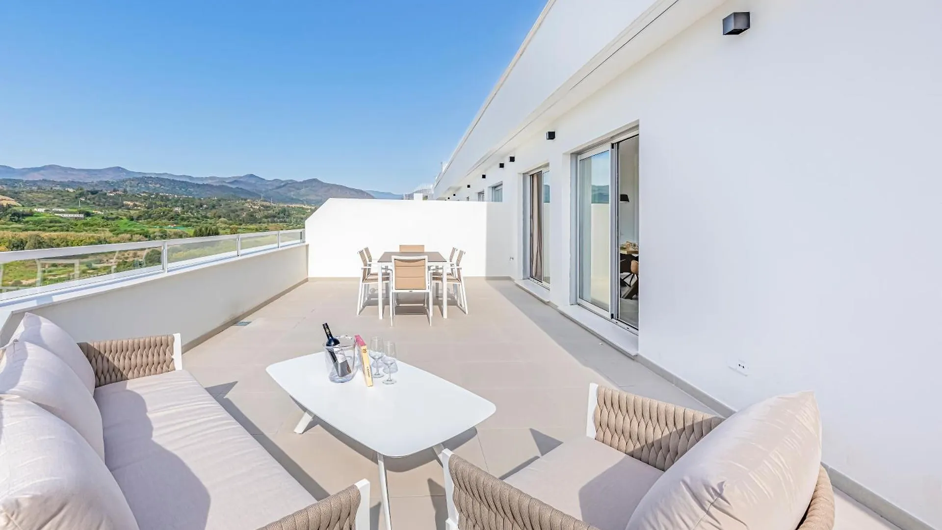 Magnificent 3 Bedroom Apartment With Pool, Terrace And Parking Estepona