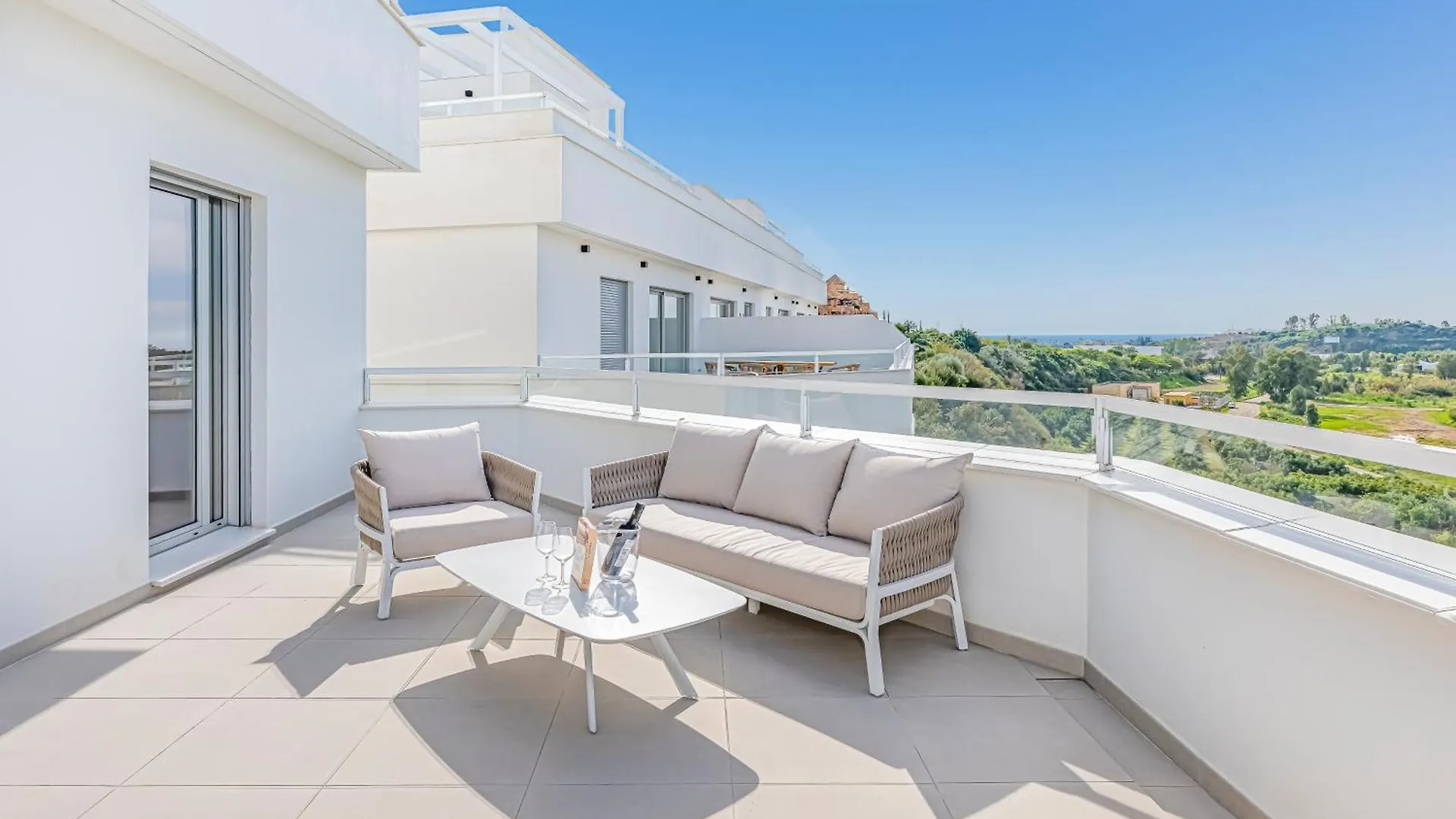 Magnificent 3 Bedroom Apartment With Pool, Terrace And Parking Estepona