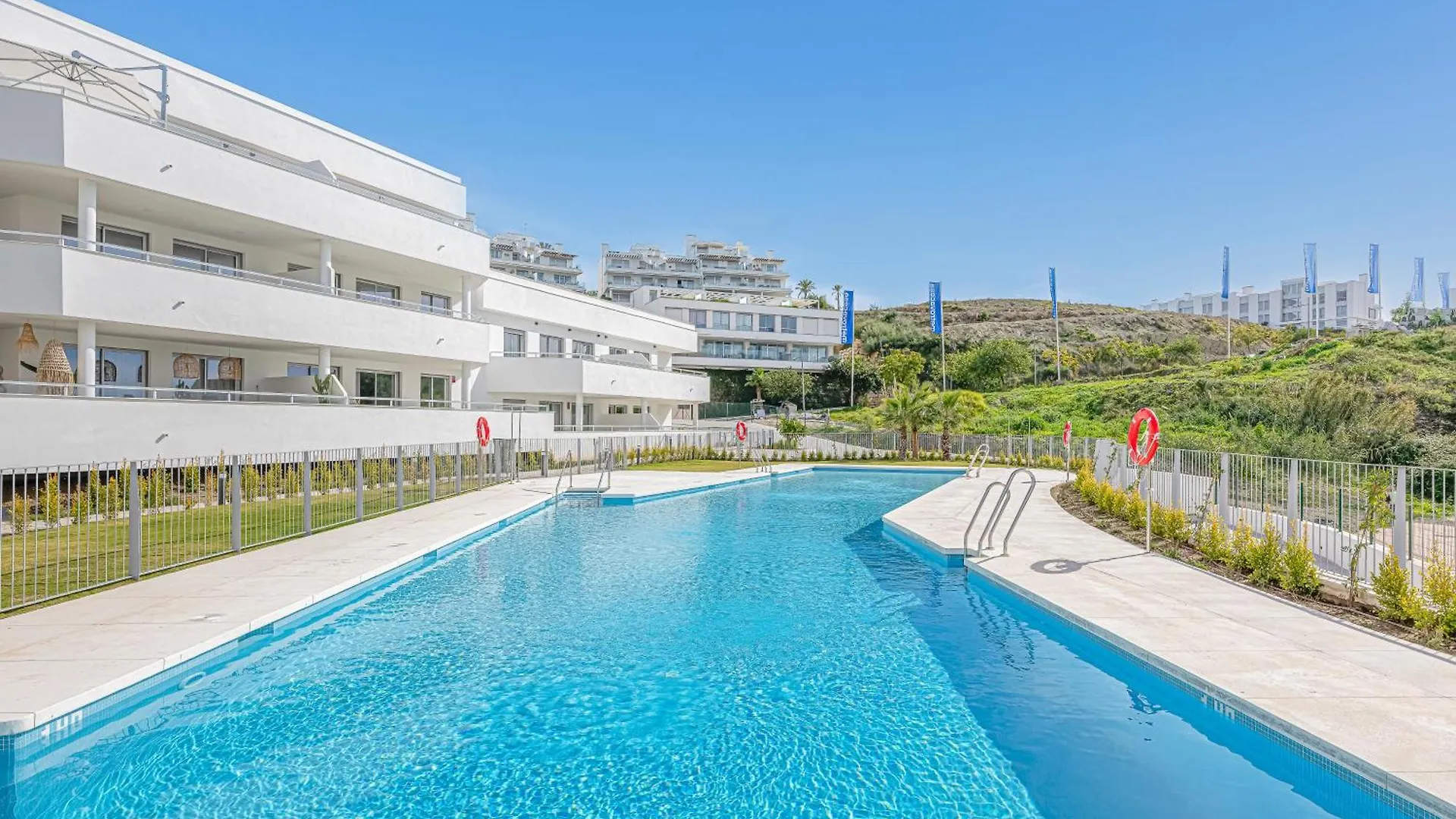 Magnificent 3 Bedroom Apartment With Pool, Terrace And Parking Estepona