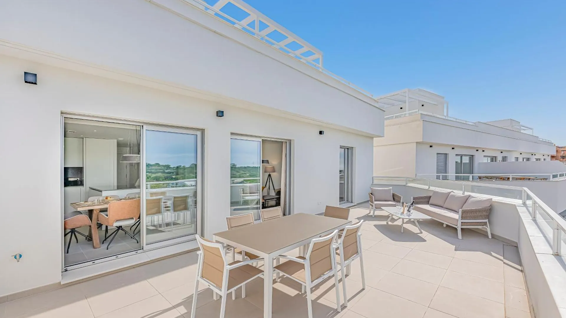 Magnificent 3 Bedroom Apartment With Pool, Terrace And Parking Estepona