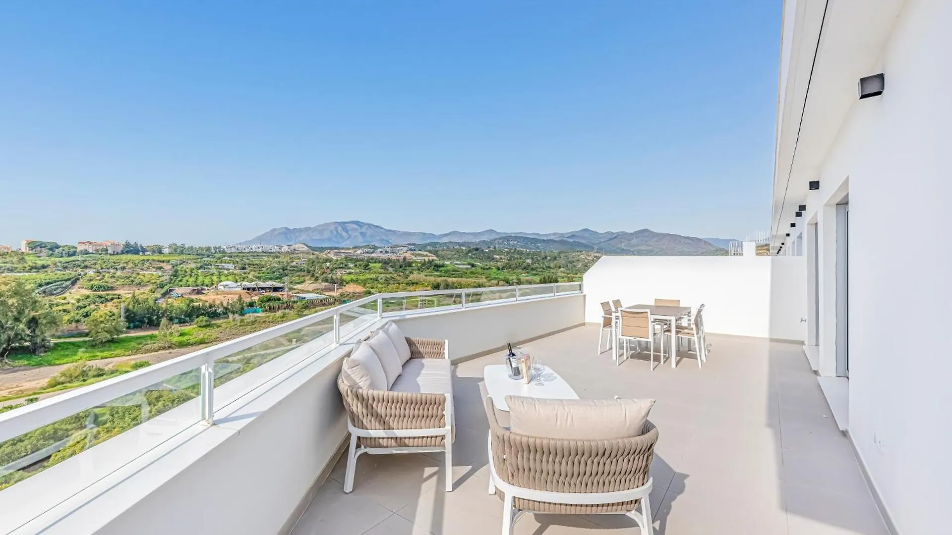 Magnificent 3 Bedroom Apartment With Pool, Terrace And Parking Estepona Spain