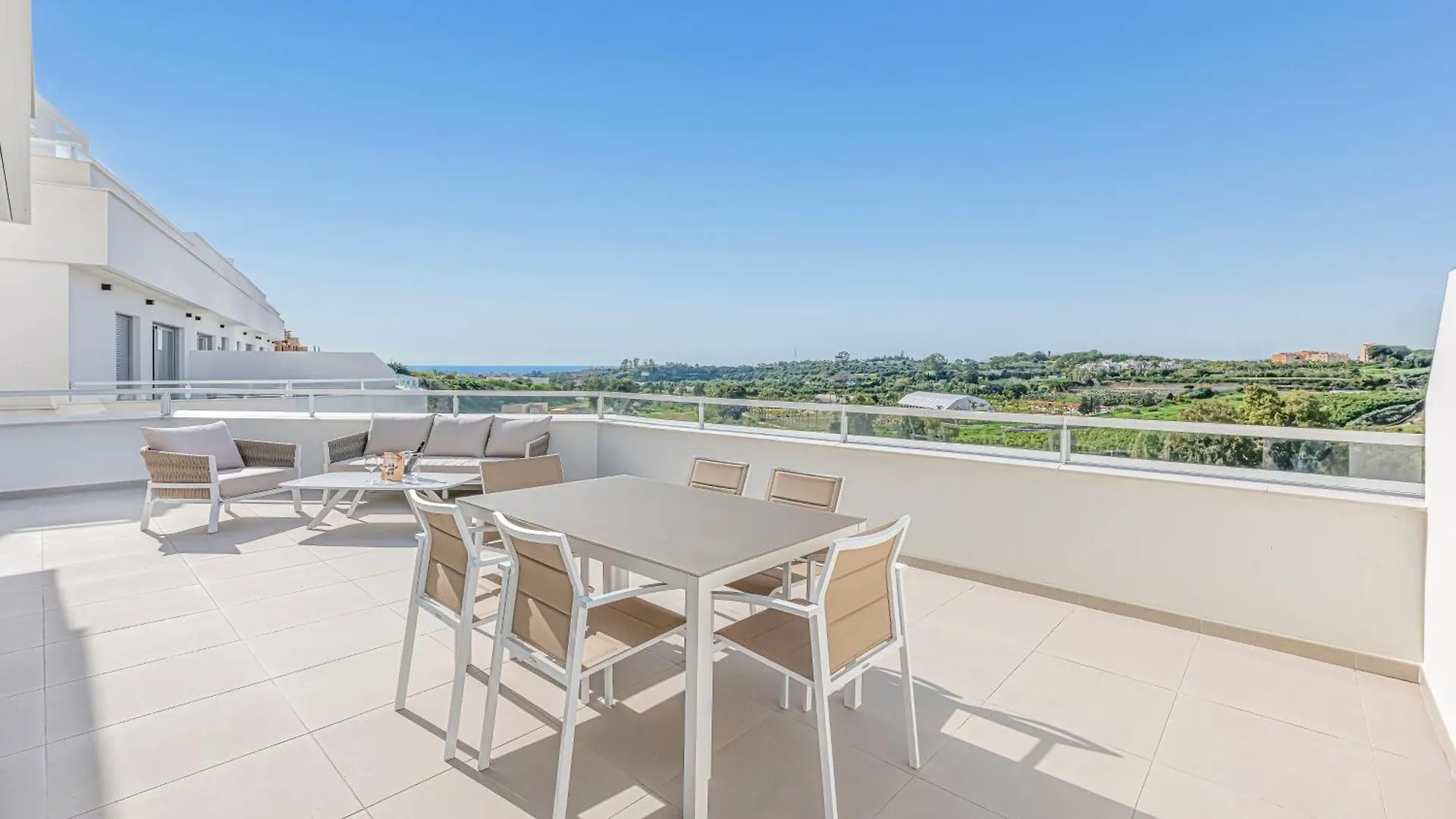 Magnificent 3 Bedroom Apartment With Pool, Terrace And Parking Estepona