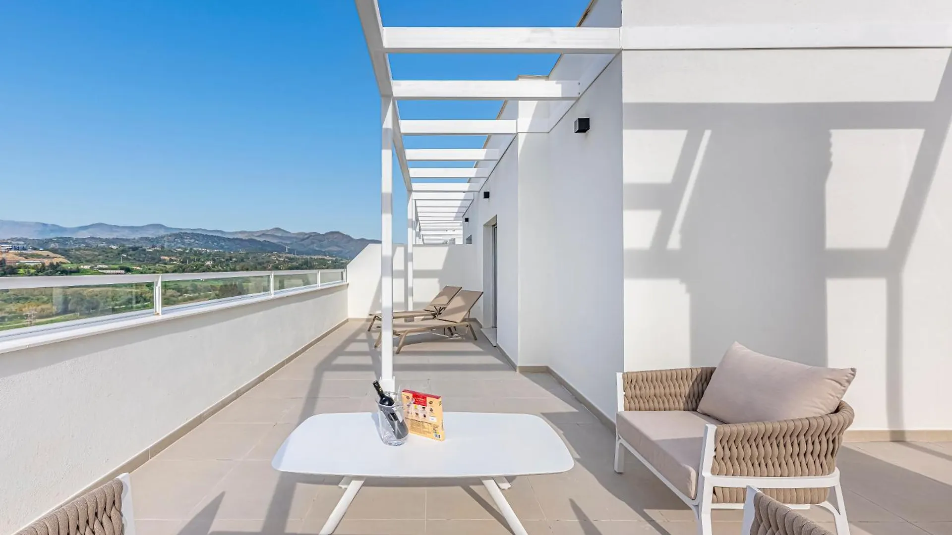 Magnificent 3 Bedroom Apartment With Pool, Terrace And Parking Estepona