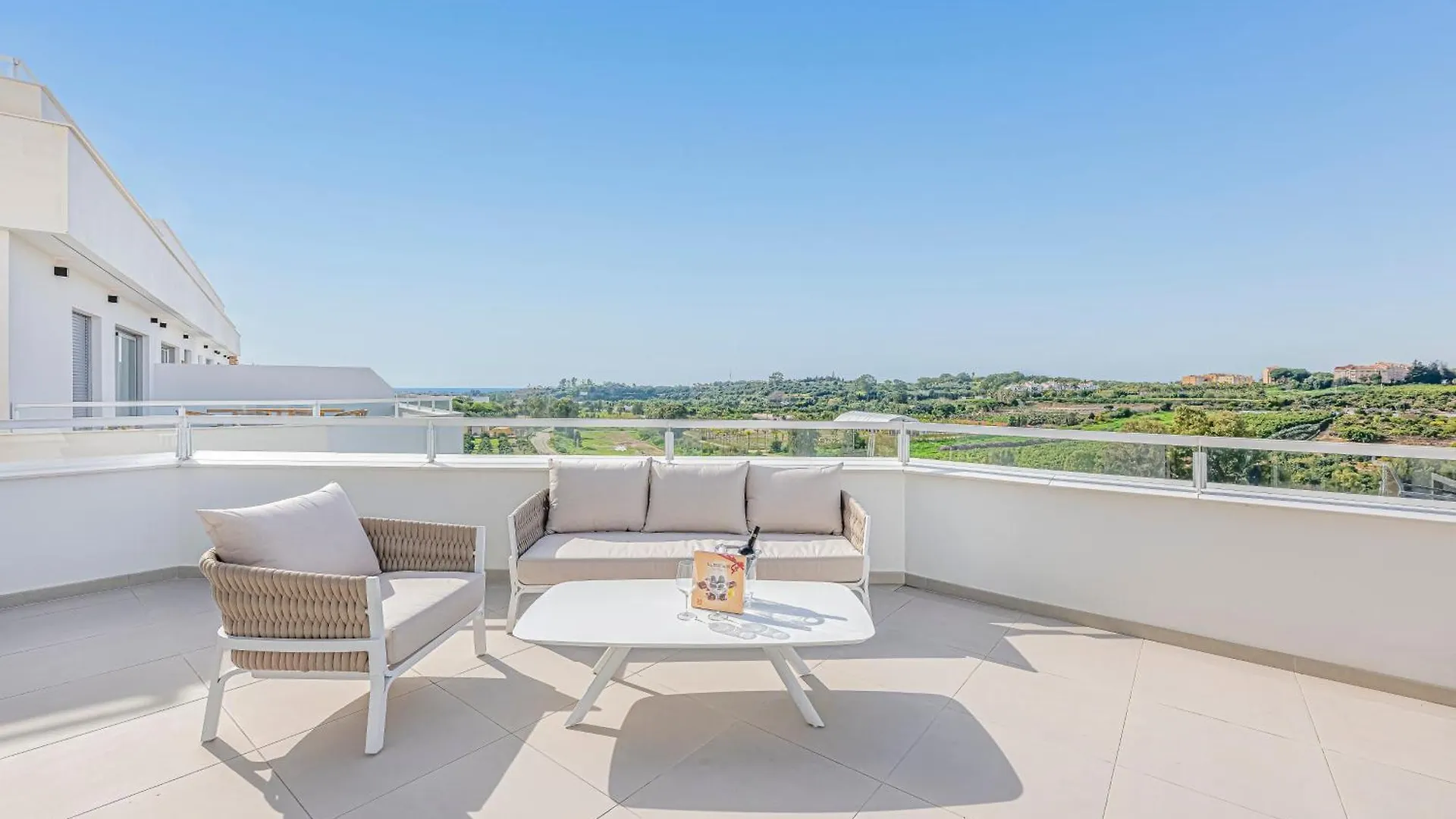 Magnificent 3 Bedroom Apartment With Pool, Terrace And Parking Estepona