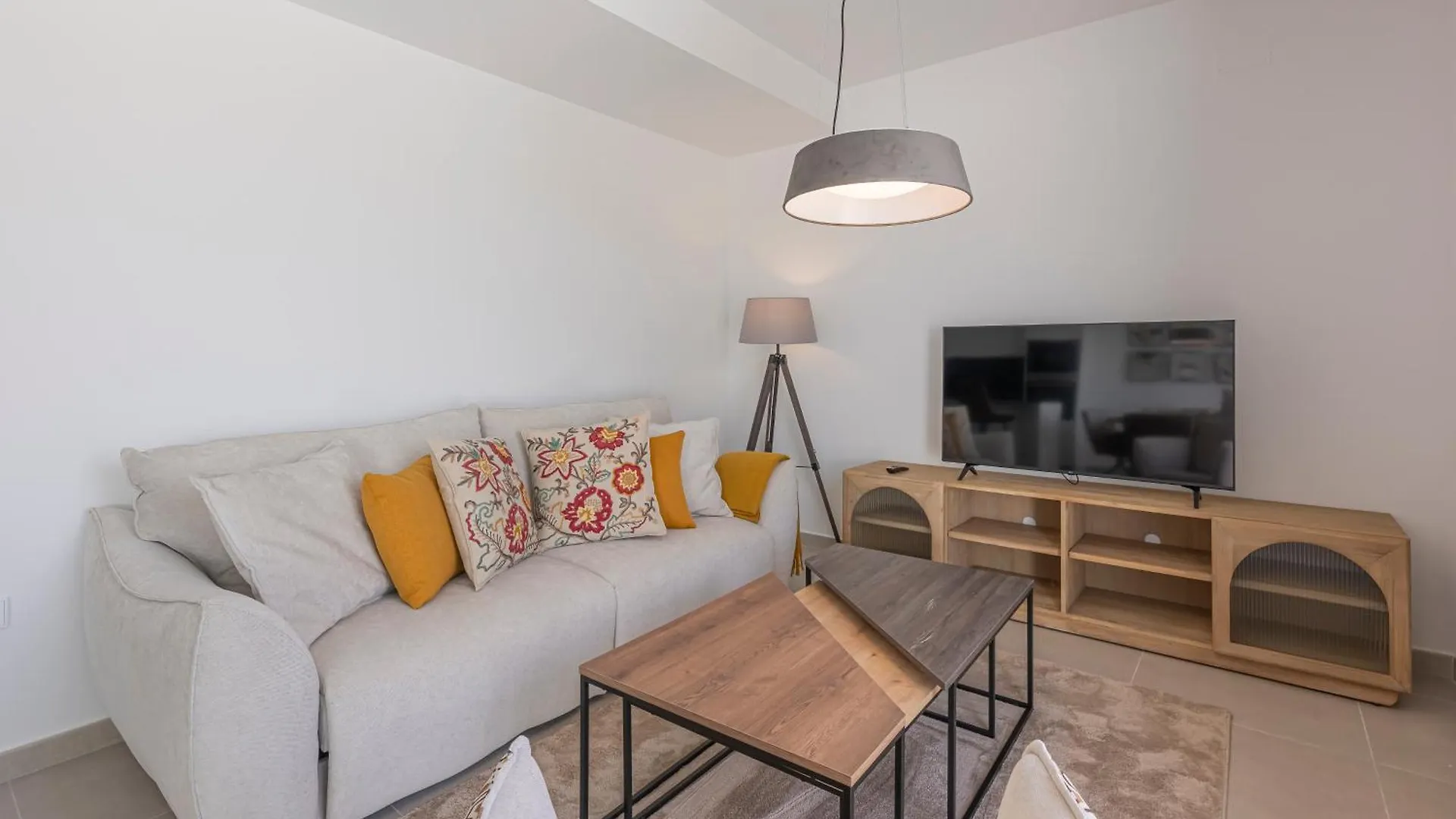 Magnificent 3 Bedroom Apartment With Pool, Terrace And Parking Estepona Spain