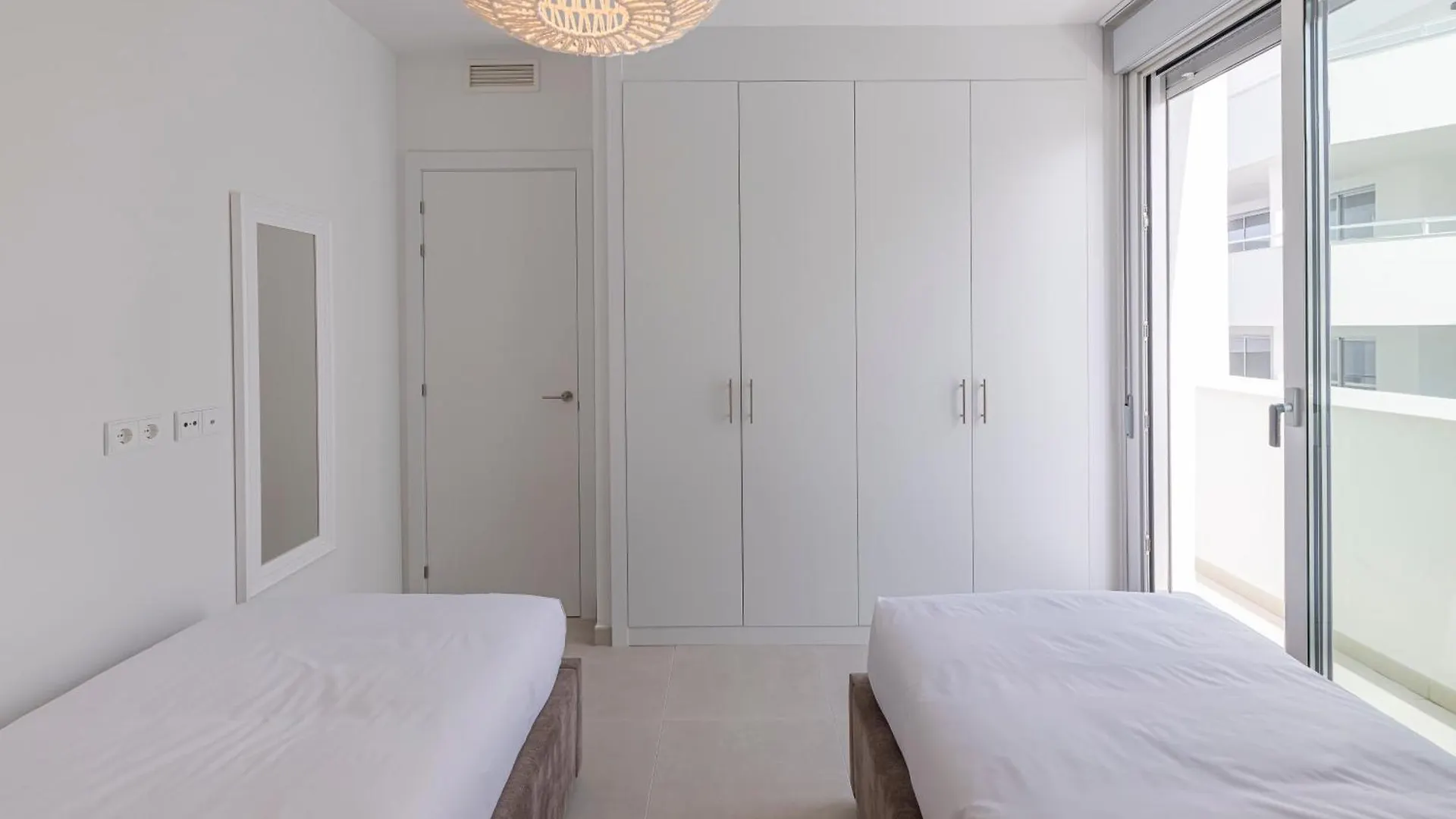 Magnificent 3 Bedroom Apartment With Pool, Terrace And Parking Estepona