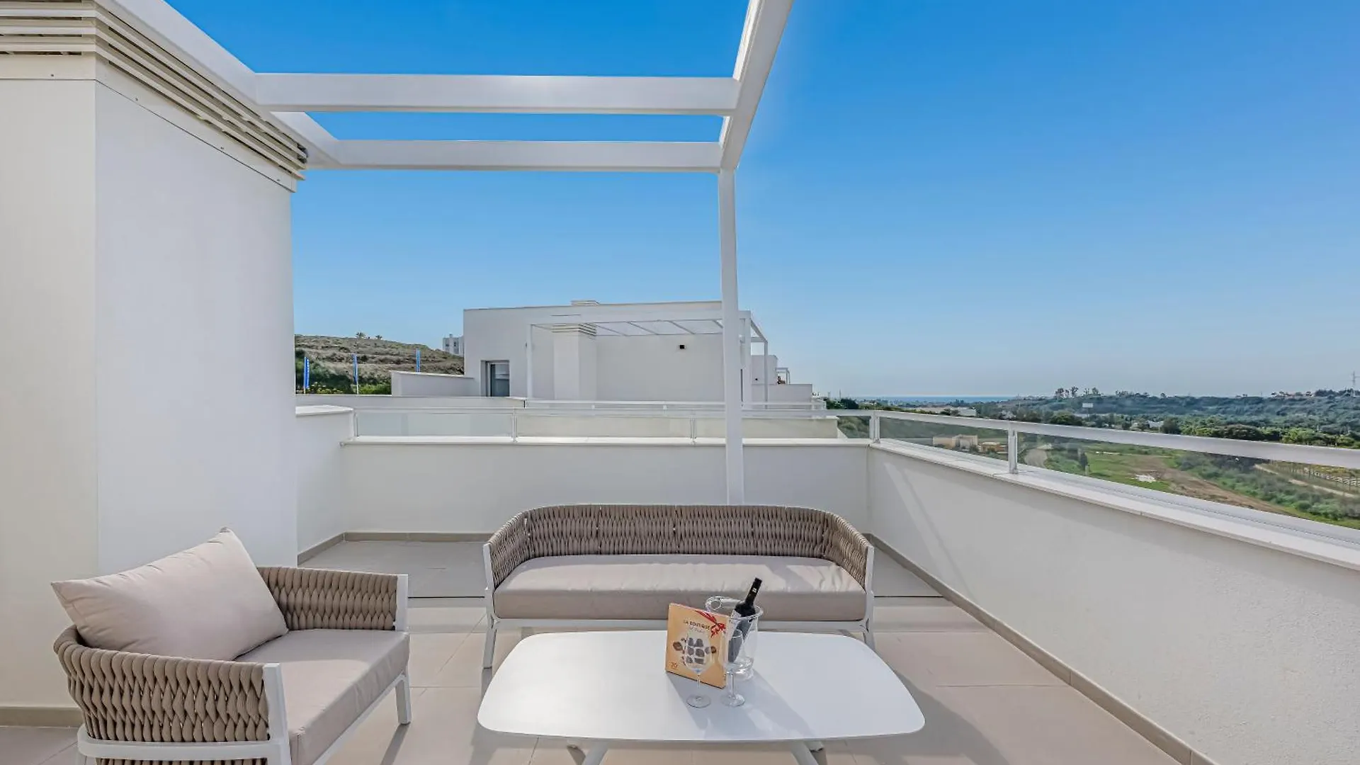 Magnificent 3 Bedroom Apartment With Pool, Terrace And Parking Estepona