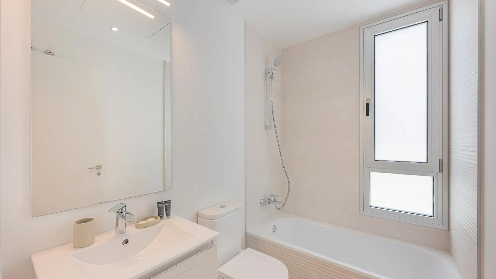 Magnificent 3 Bedroom Apartment With Pool, Terrace And Parking Estepona