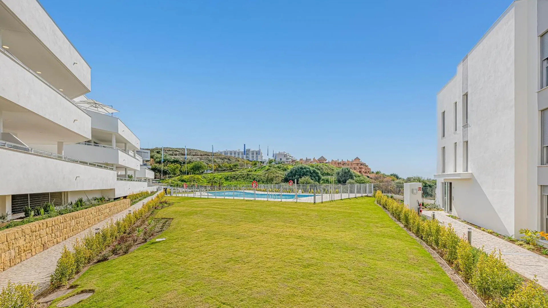 Magnificent 3 Bedroom Apartment With Pool, Terrace And Parking Estepona Hiszpania