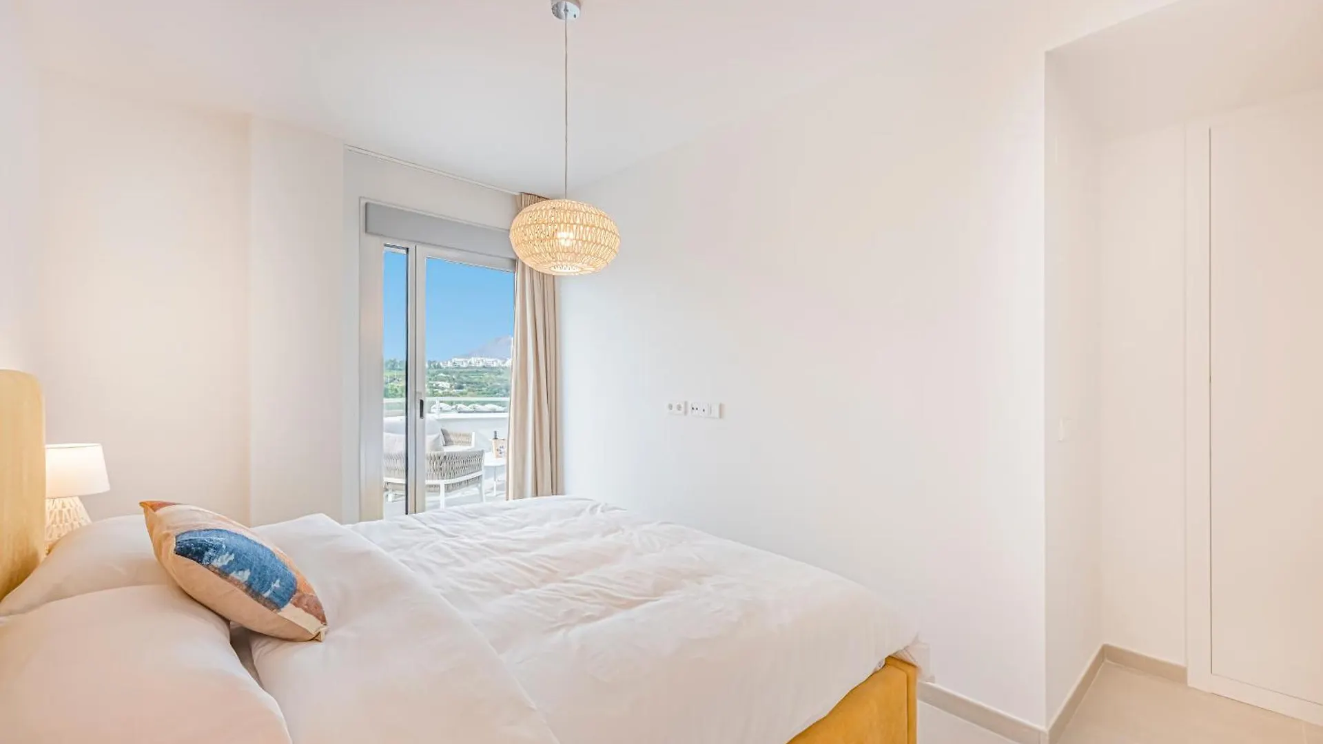 Magnificent 3 Bedroom Apartment With Pool, Terrace And Parking Estepona