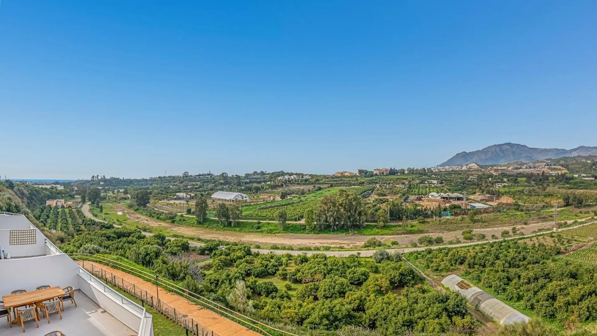 Magnificent 3 Bedroom Apartment With Pool, Terrace And Parking Estepona