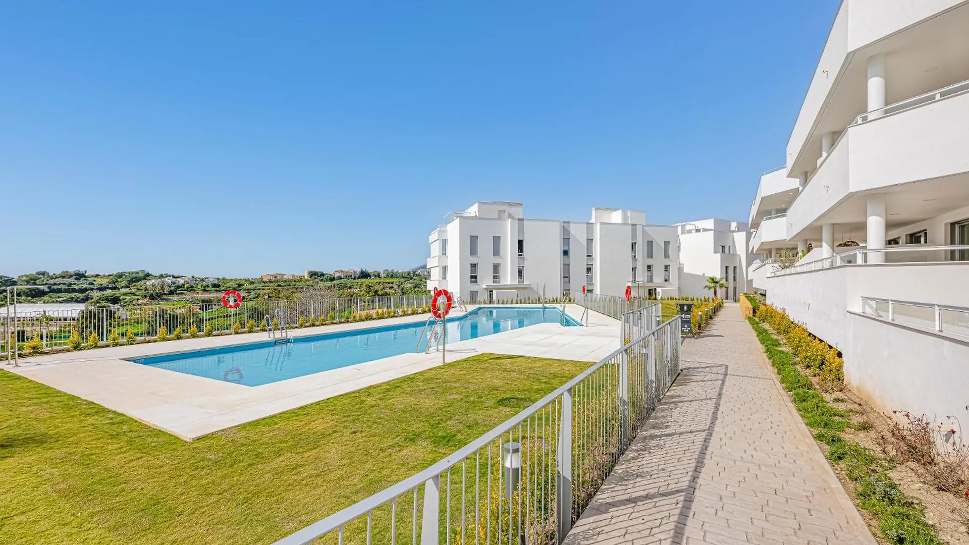 Magnificent 3 Bedroom Apartment With Pool, Terrace And Parking Estepona
